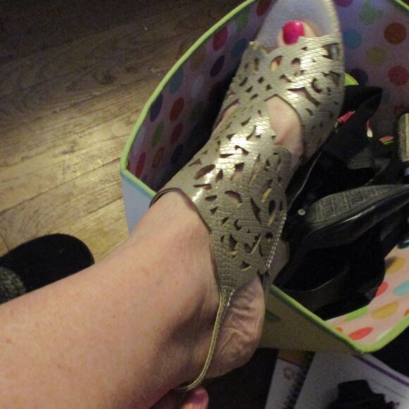 new impo memory foam gold sandales sz 6 1/2 M tried on but too small - Picture 5 of 5